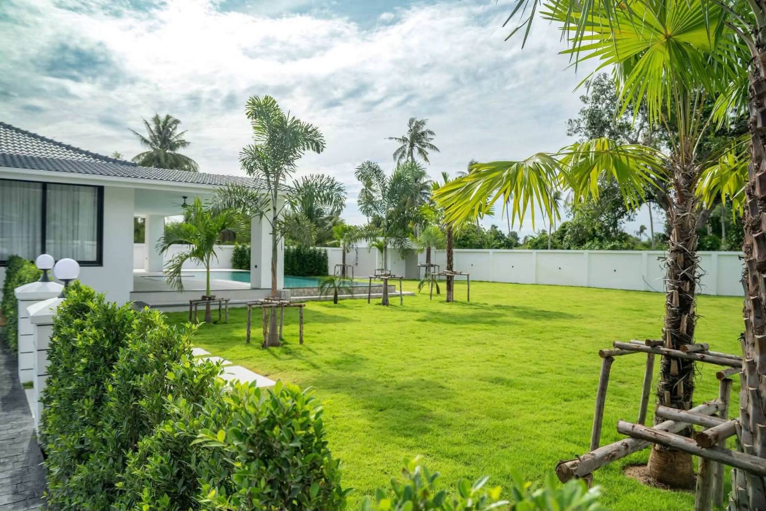 E0944 | Hauy Yai Fully Renovated 5- Bedroom all en-suite and 7 bath rooms SAle 21,950,000 baht