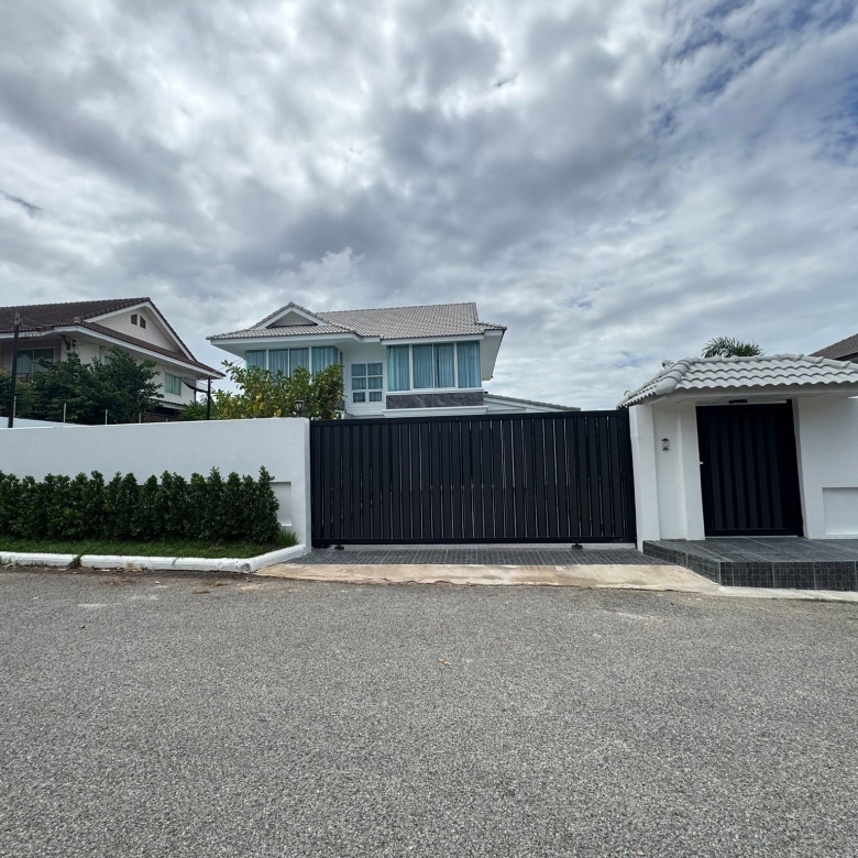EP0913 | Only 3 km from Jomtien Beach Chaiyaphruek 2/7, sale 9.5 million THB with 5 beds 5 baths