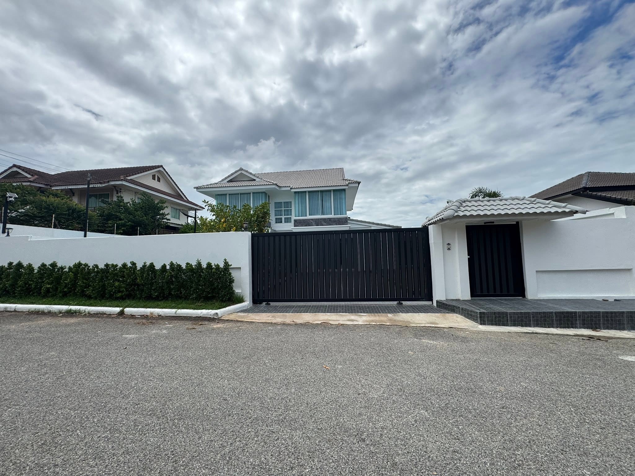 EP0913 | Only 3 km from Jomtien Beach Chaiyaphruek 2/7, sale 9.5 million THB with 5 beds 5 baths