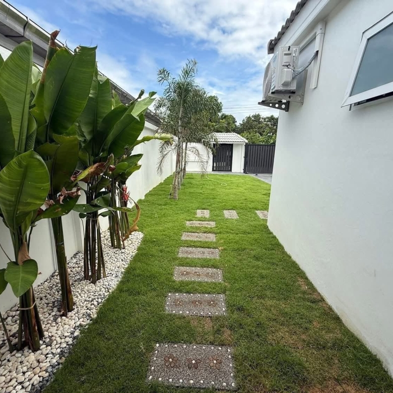 EP0913 | Only 3 km from Jomtien Beach Chaiyaphruek 2/7, sale 9.5 million THB with 5 beds 5 baths