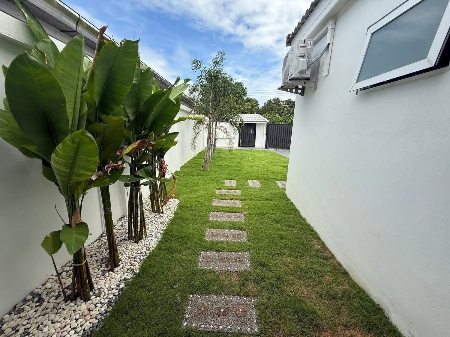 EP0913 | Only 3 km from Jomtien Beach Chaiyaphruek 2/7, sale 9.5 million THB with 5 beds 5 baths