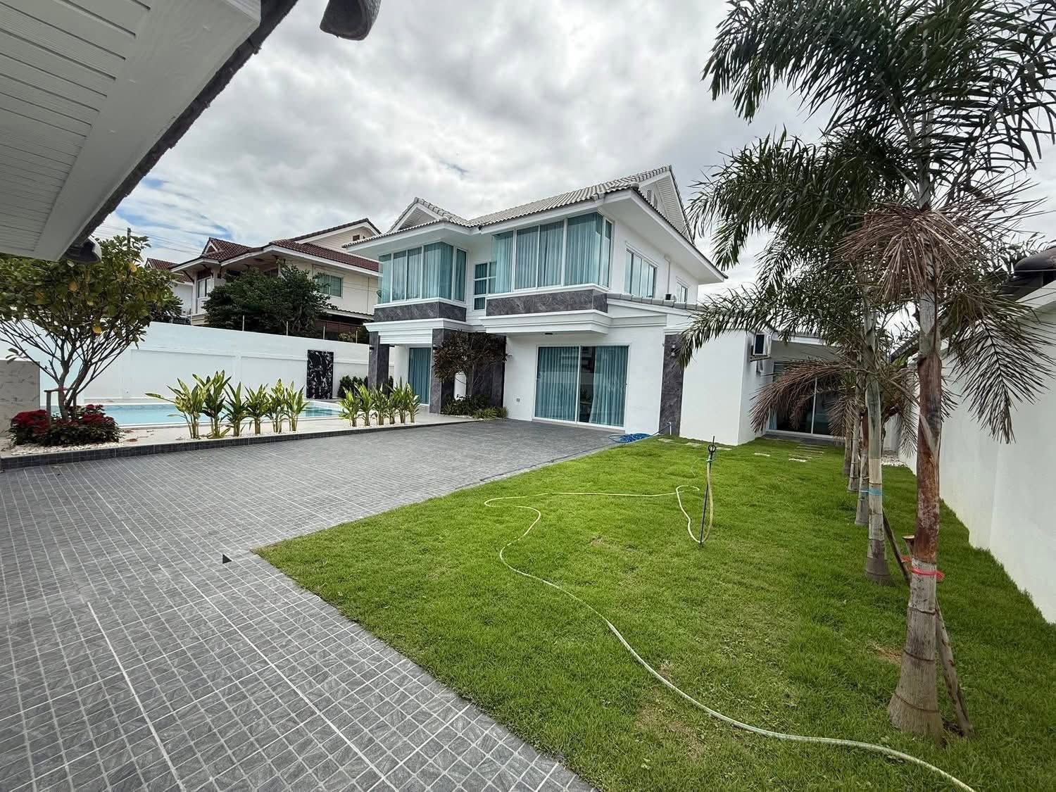EP0913 | Only 3 km from Jomtien Beach Chaiyaphruek 2/7, sale 9.5 million THB with 5 beds 5 baths
