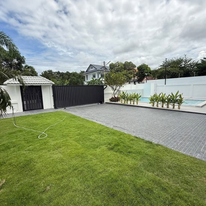 EP0913 | Only 3 km from Jomtien Beach Chaiyaphruek 2/7, sale 9.5 million THB with 5 beds 5 baths