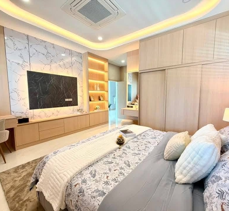 EP0912 | 4 bed 5 bath Huai Yai, situated in Soi Thetsaban 1, Soi 1 sale 12,990,000 Bath