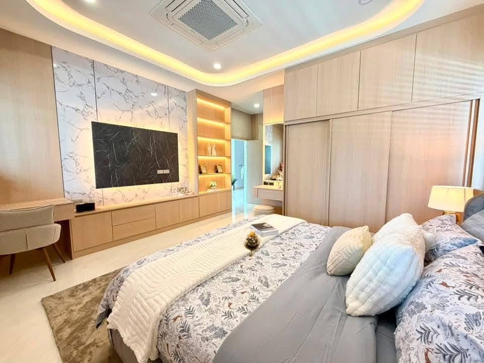 EP0912 | 4 bed 5 bath Huai Yai, situated in Soi Thetsaban 1, Soi 1 sale 12,990,000 Bath