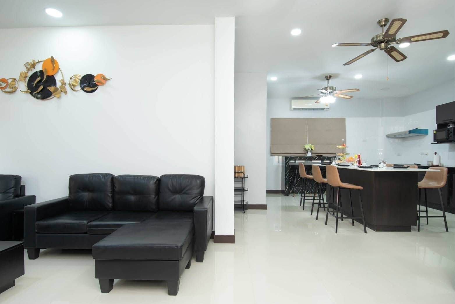 EP0918 | Project Size: 16 exclusive houses in total Atmosphere: Quiet, peaceful, and private Facilities: Communal clubhouse, fitness center,: Huay Yai, Pattaya