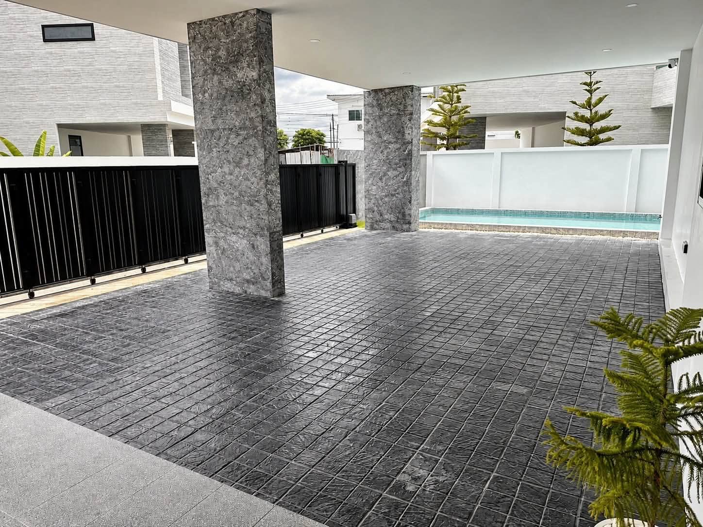 766914653_4169579293333876_1602915546620982911_n (1) EP0932 | Huay Yai Area Outstanding Home Features: • 5 Bedrooms | 4 Bathrooms — Spacious and private